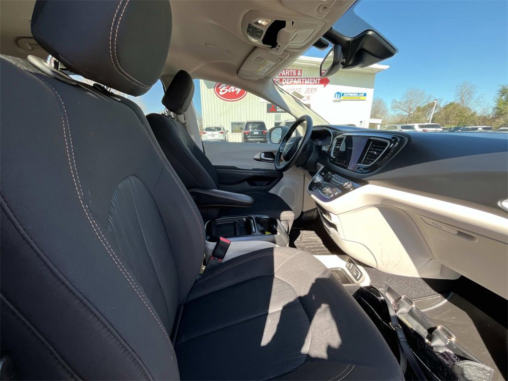 Used 2020 Chrysler Pacifica Touring w/ Tire & Wheel Group image 14