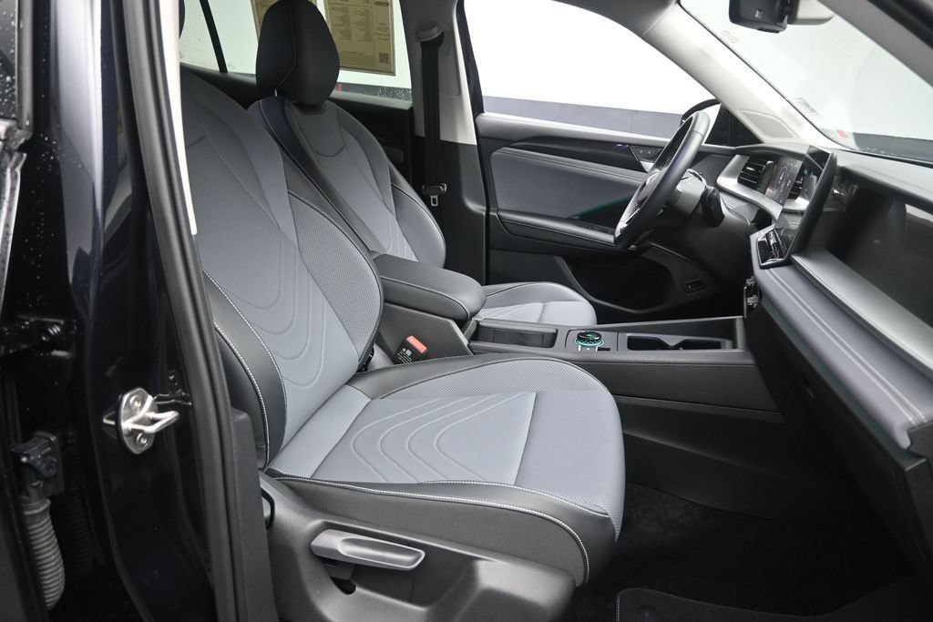 Used 2025 Volkswagen Tiguan SE FWD image 28