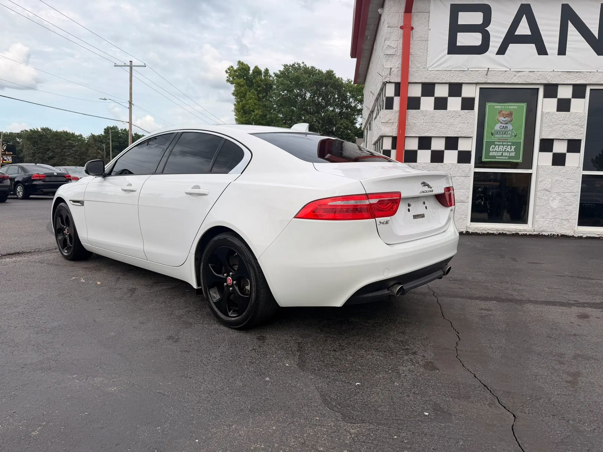 Used 2017 Jaguar XE RWD image 3