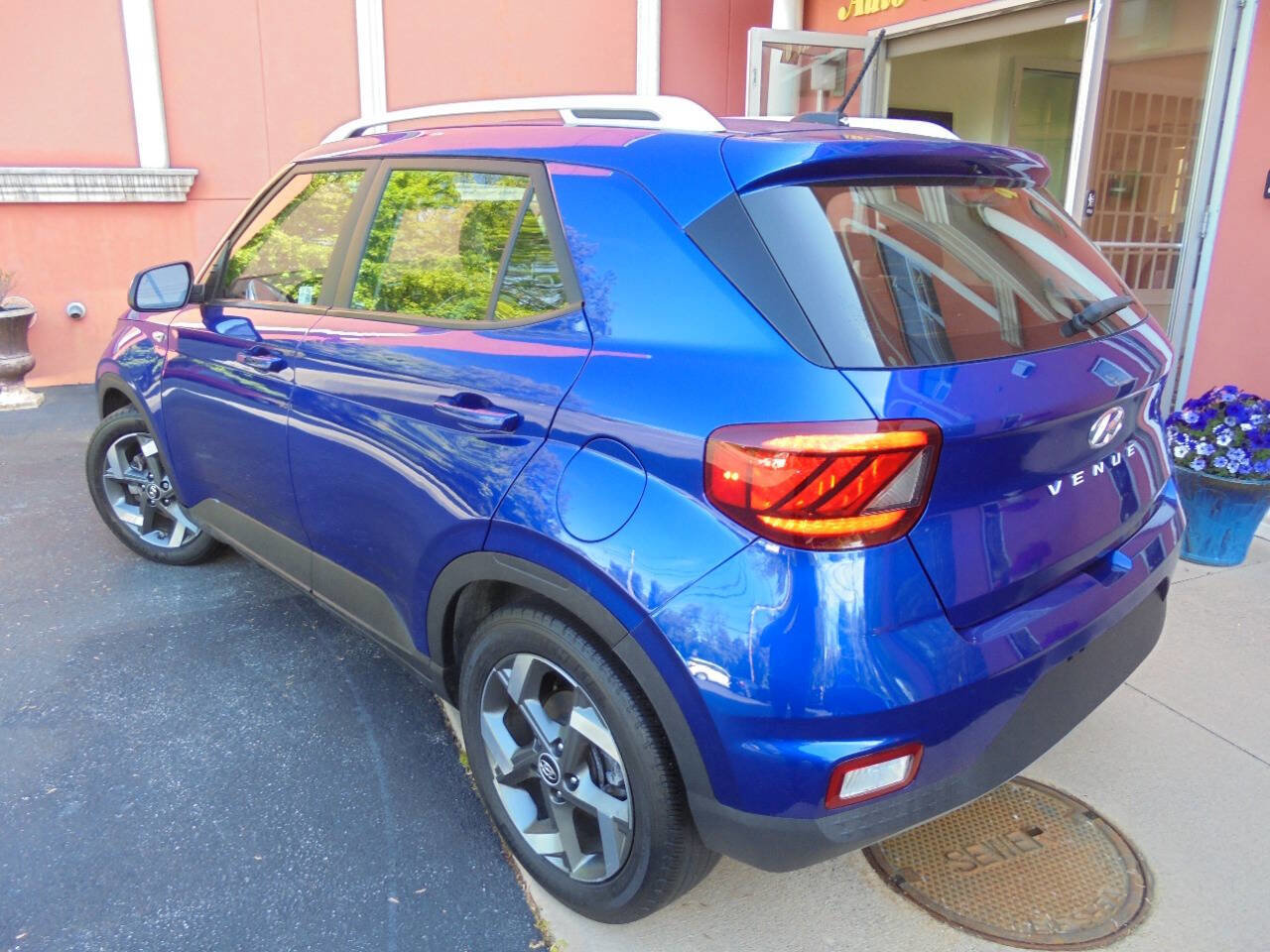 Used 2024 Hyundai Venue Limited FWD image 19