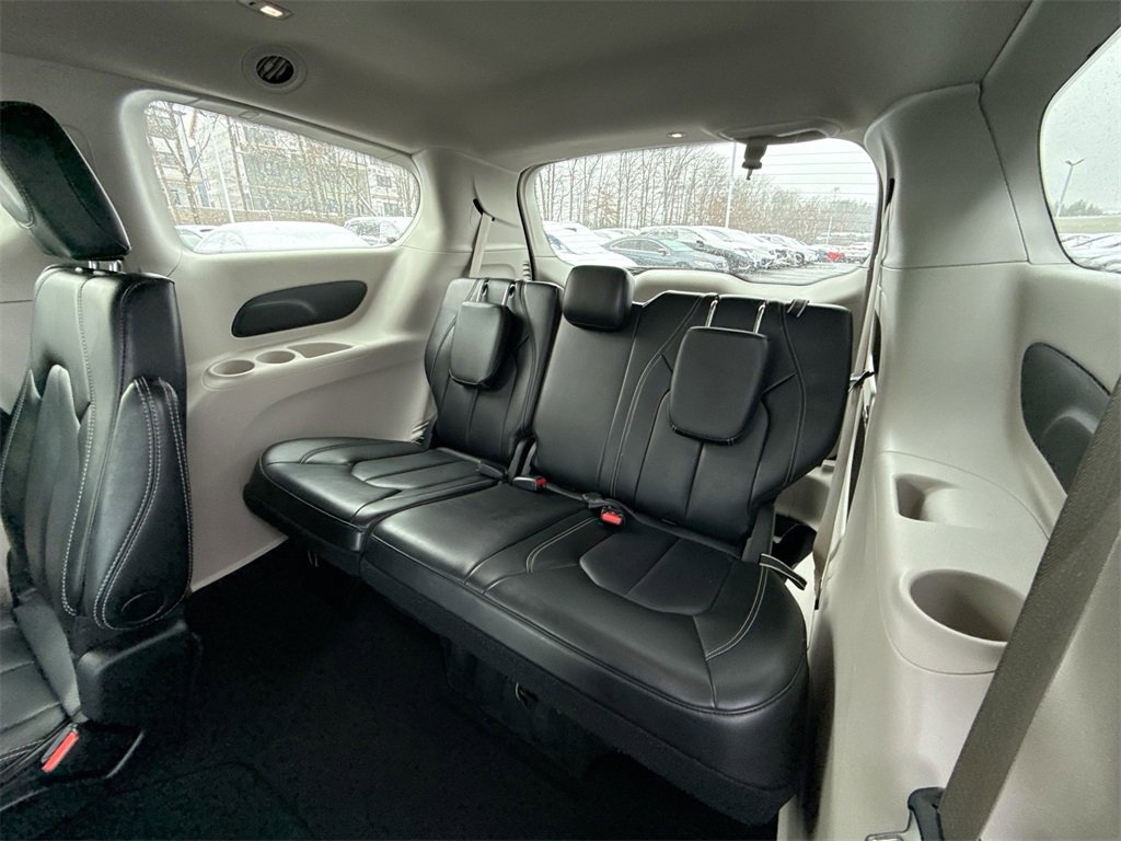 Used 2023 Chrysler Pacifica Touring-L image 24