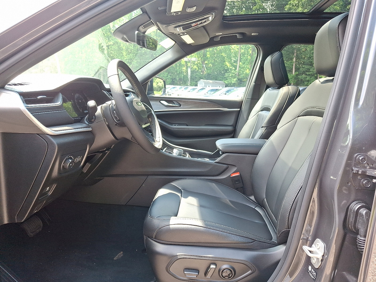 New 2025 Jeep Grand Cherokee L Limited w/ Black Appearance Package image 9