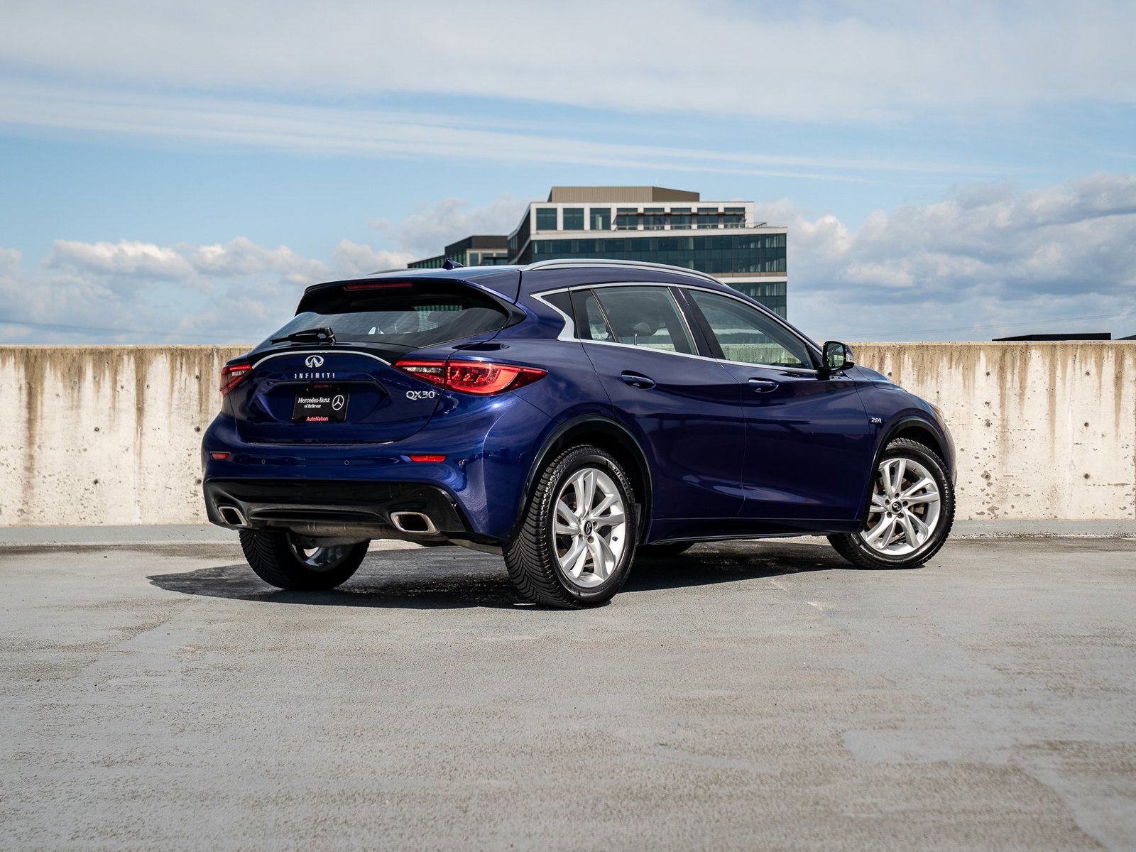 Used 2018 INFINITI QX30 Premium w/ Navigation Package FWD image 4