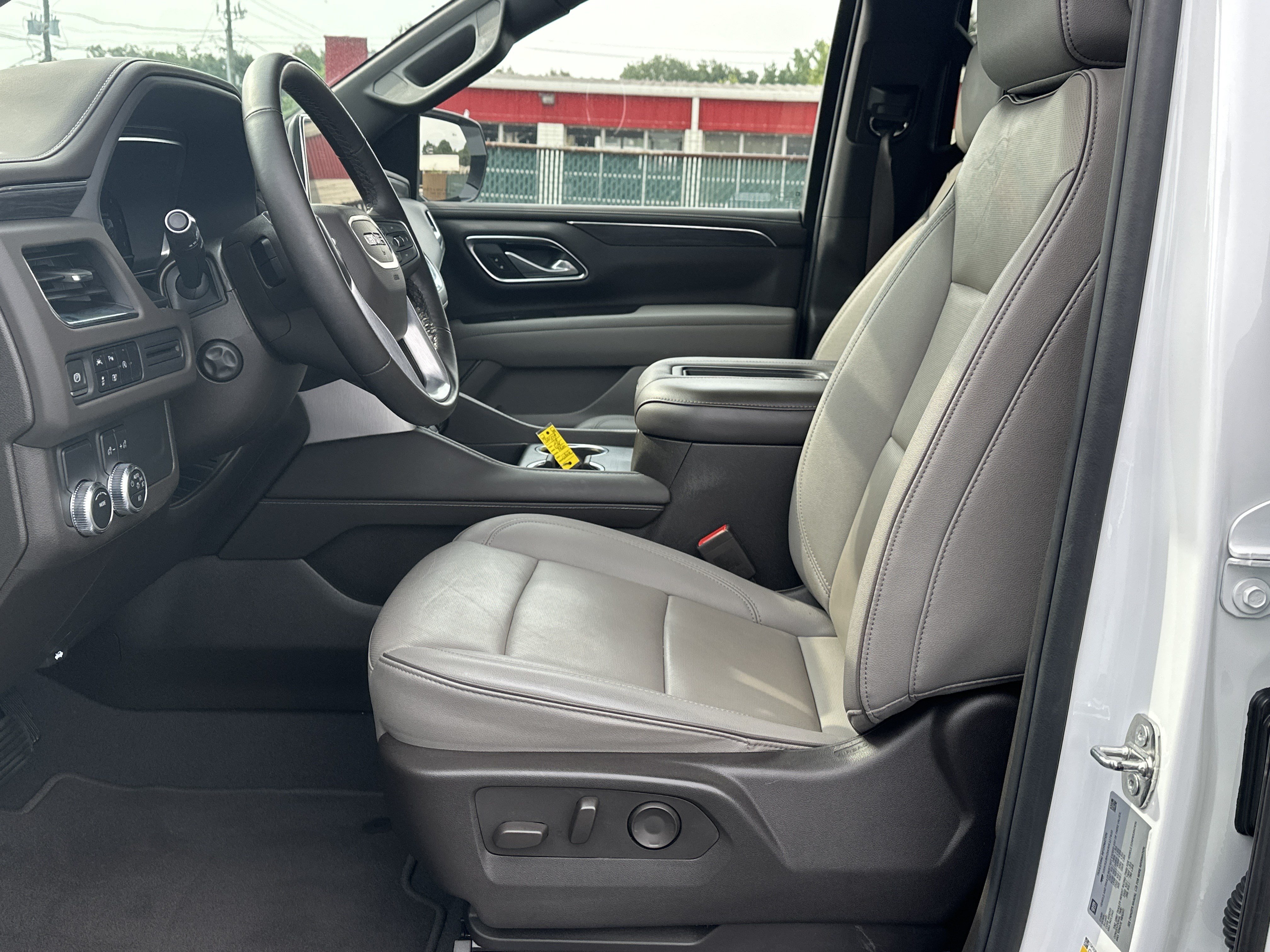 Used 2024 GMC Yukon SLT w/ SLT Luxury Package RWD image 9