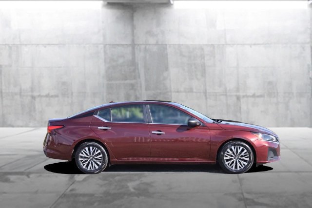 Certified 2024 Nissan Altima 2.5 SV FWD image 5