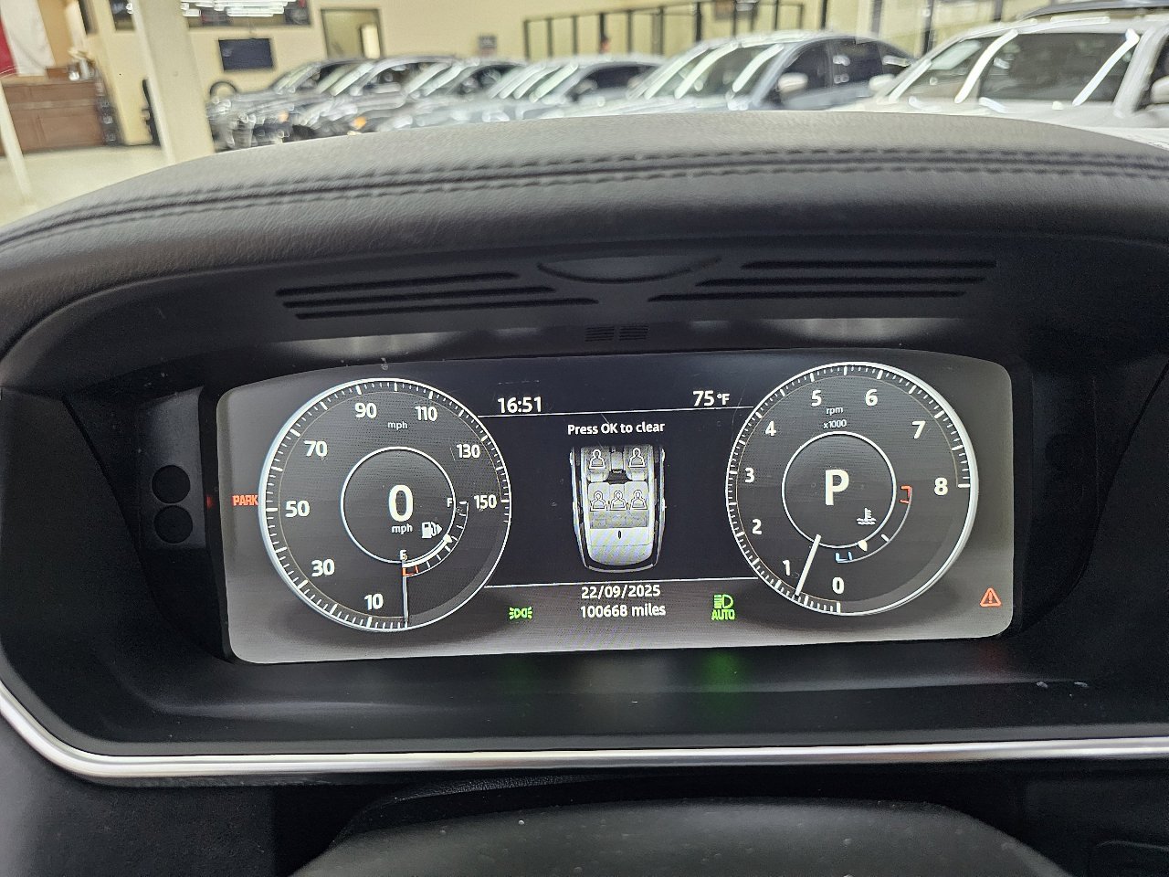 Used 2017 Land Rover Range Rover HSE image 31