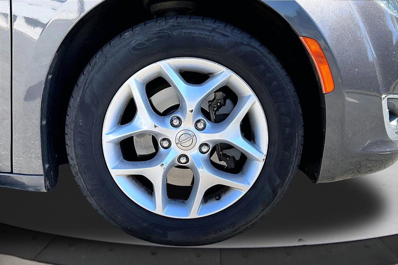 Used 2017 Chrysler Pacifica Touring-L Plus w/ Tire & Wheel Group FWD image 34