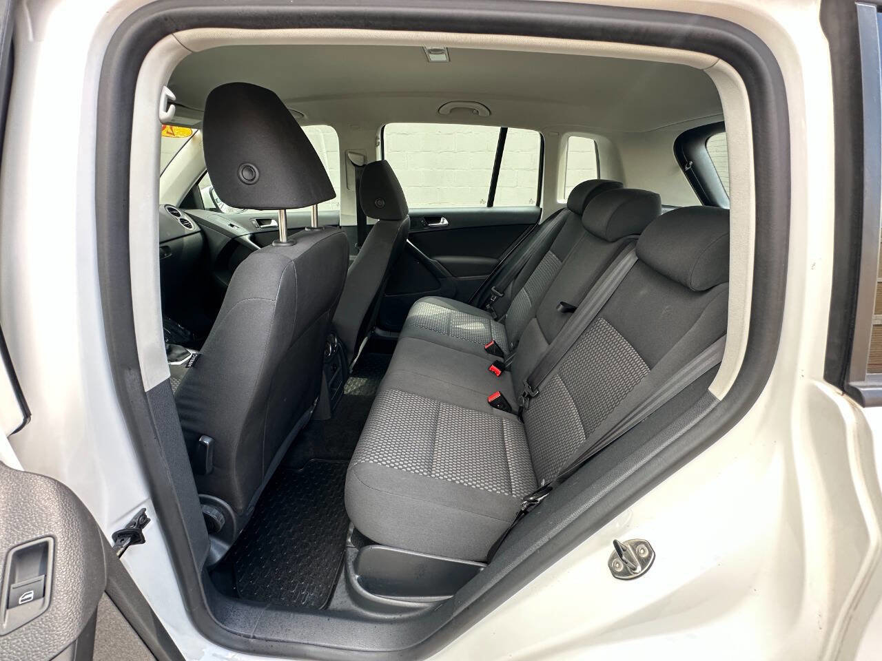 Used 2011 Volkswagen Tiguan SE image 20