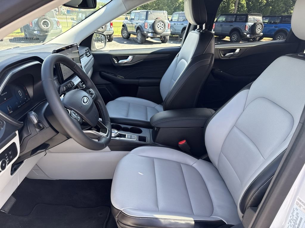 Used 2023 Ford Escape Platinum image 9
