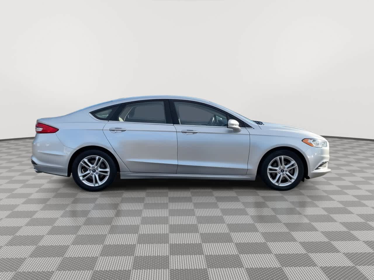 Used 2018 Ford Fusion SE FWD image 9
