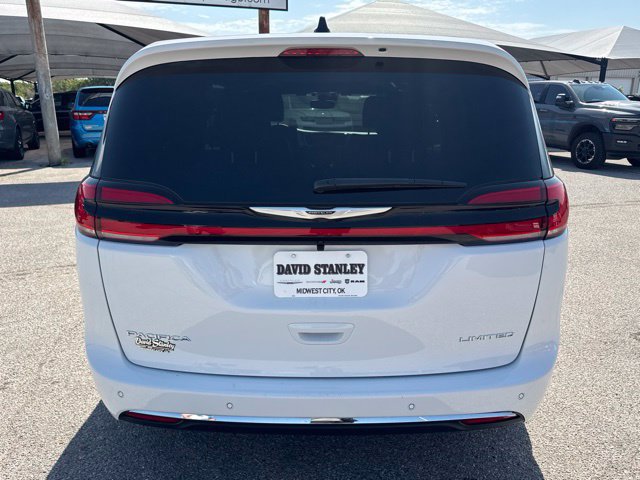 Used 2026 Chrysler Pacifica Limited FWD image 5