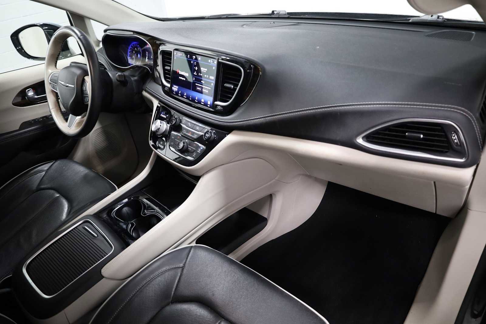 Used 2021 Chrysler Pacifica Limited AWD/4WD image 6