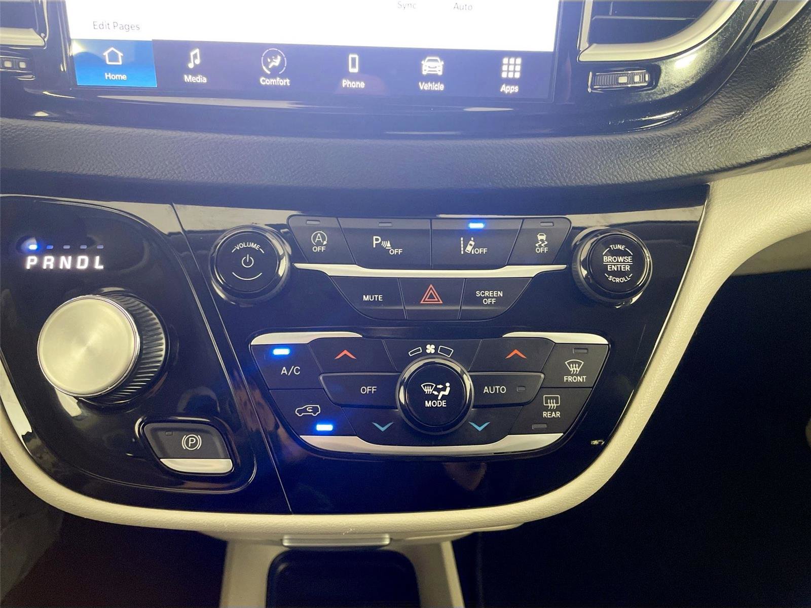 Used 2024 Chrysler Pacifica Touring-L image 16