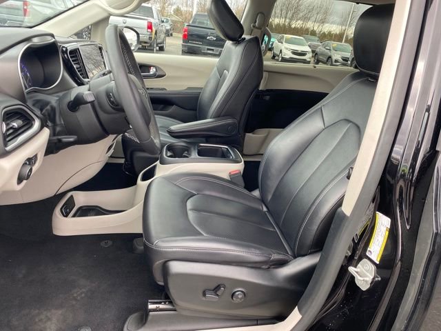 Used 2024 Chrysler Pacifica Touring-L image 12