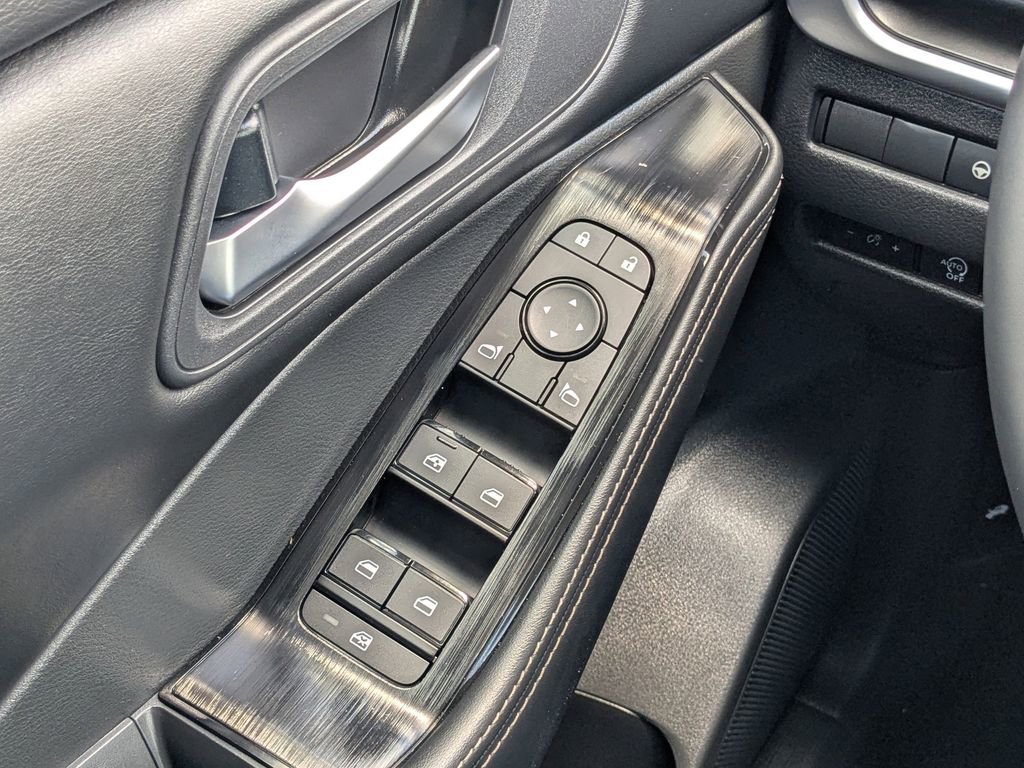 Used 2025 Nissan Rogue SV FWD image 21