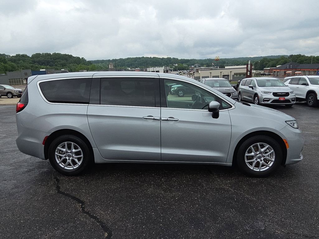 Used 2023 Chrysler Pacifica Touring-L FWD image 9