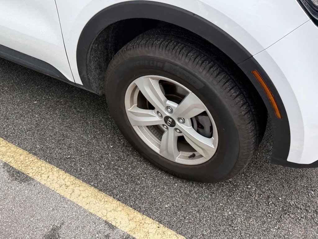 Used 2021 Kia Sorento LX AWD/4WD image 14