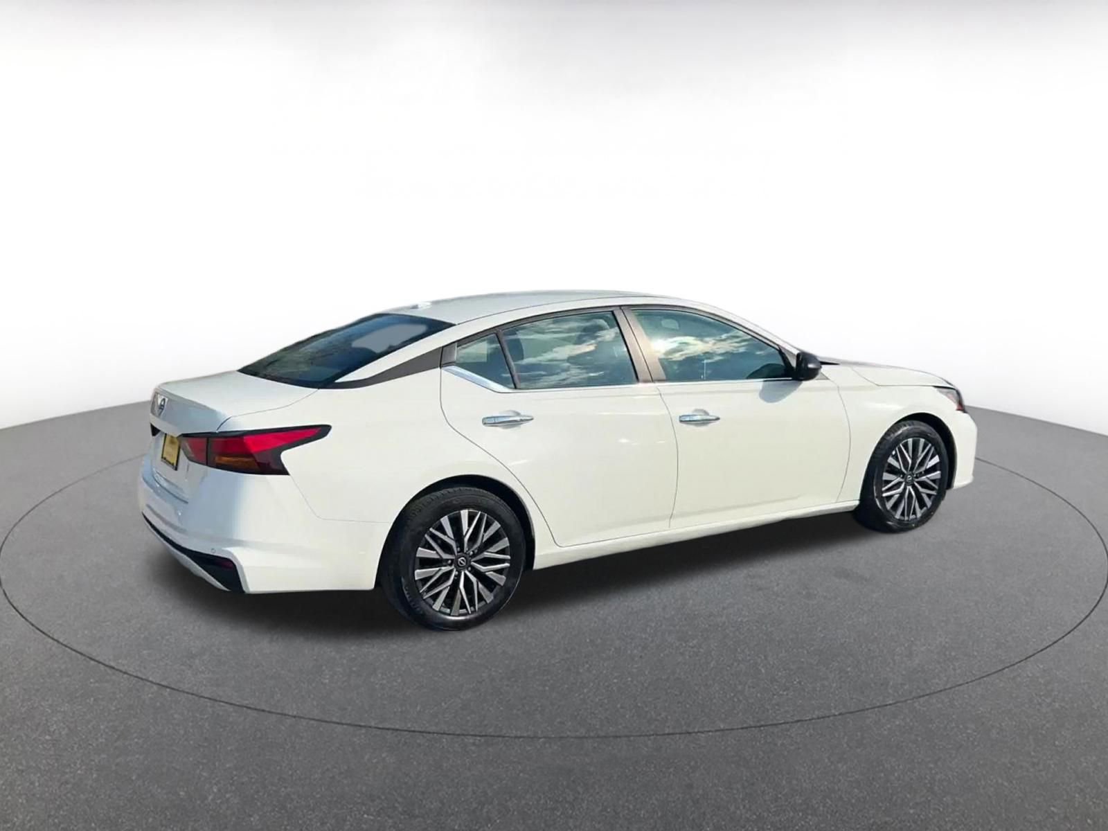 Used 2025 Nissan Altima 2.5 SV FWD image 14
