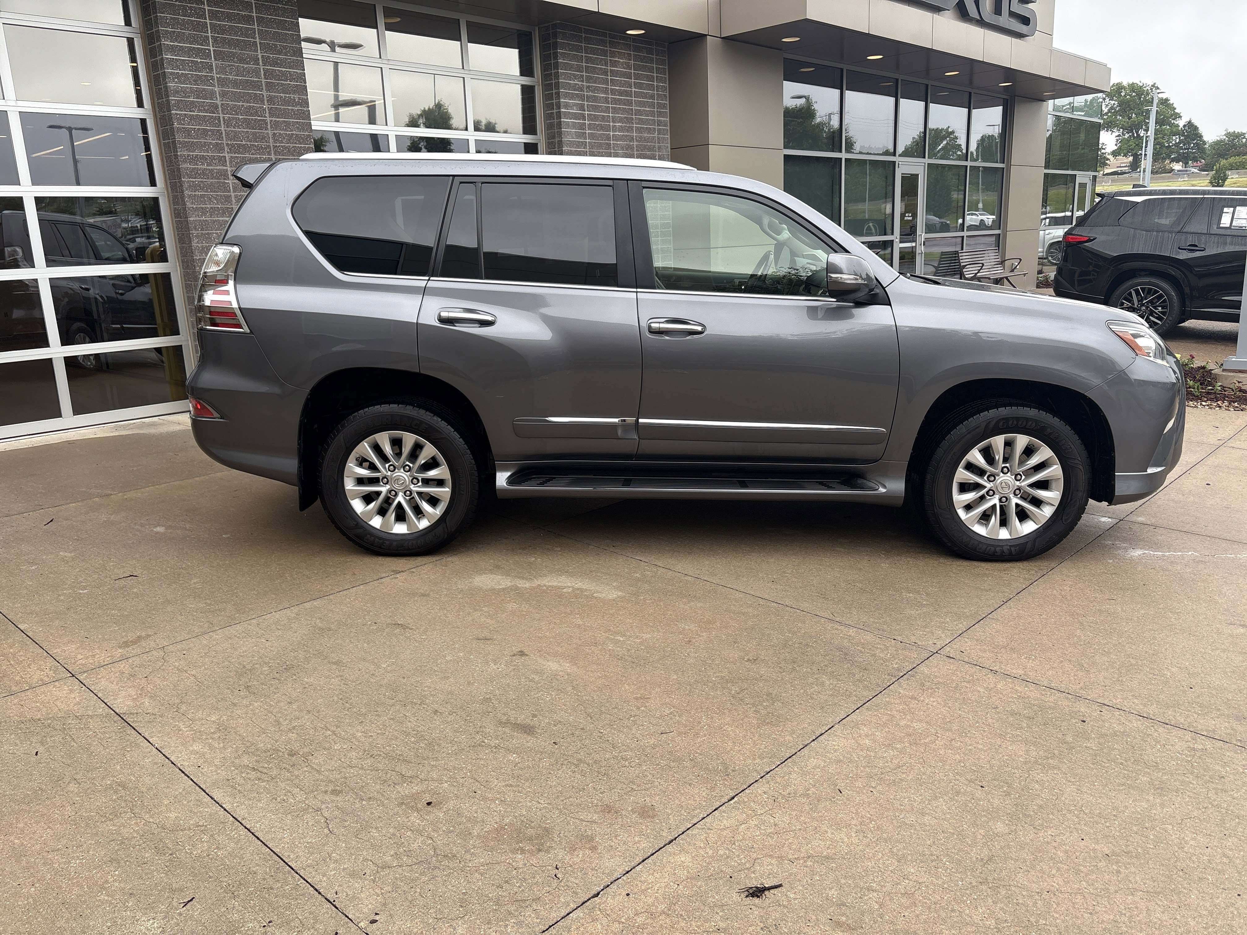 Used 2016 Lexus GX 460 w/ Premium Package AWD/4WD image 11