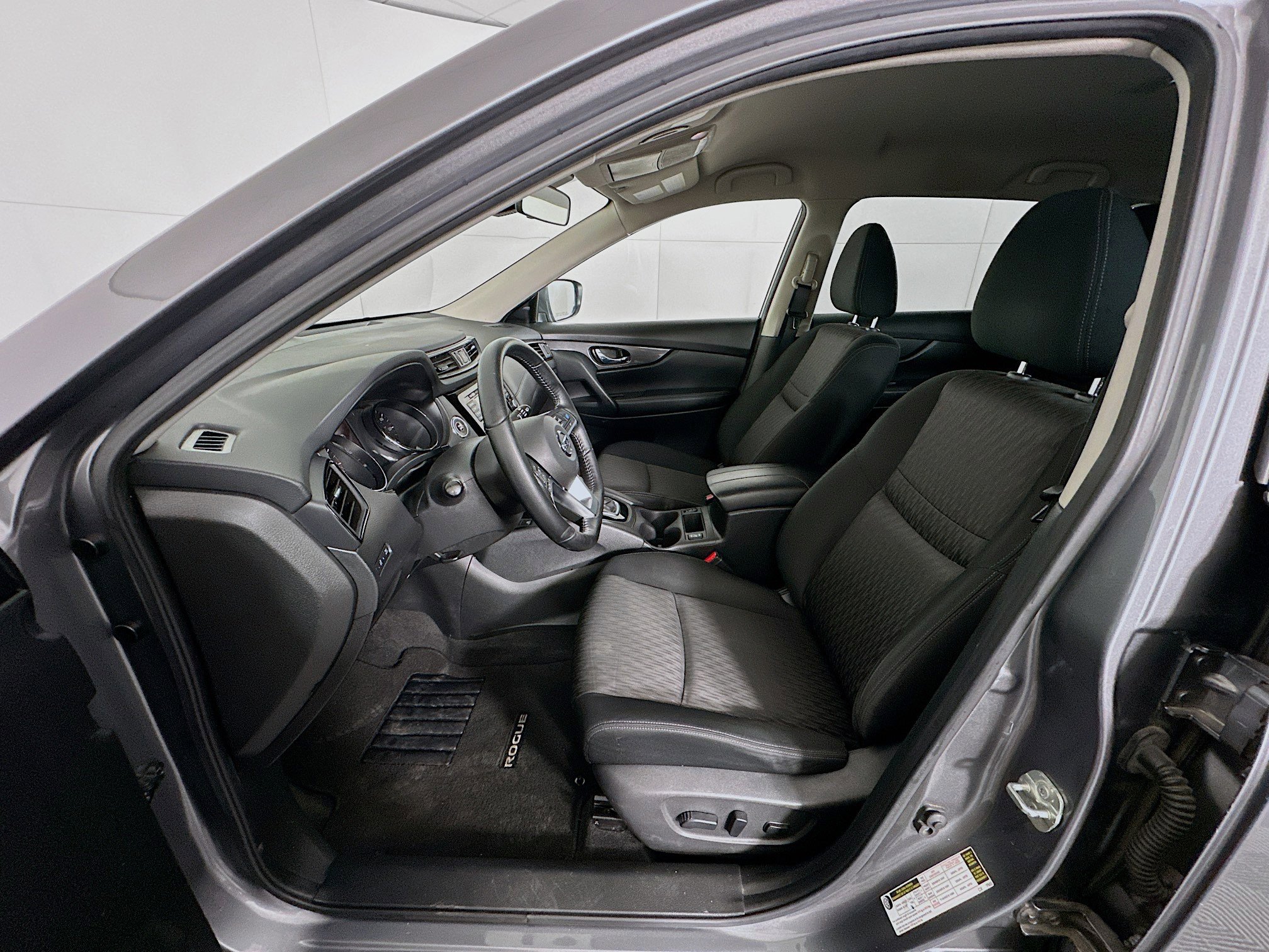 Used 2020 Nissan Rogue SV w/ Premium Package image 13