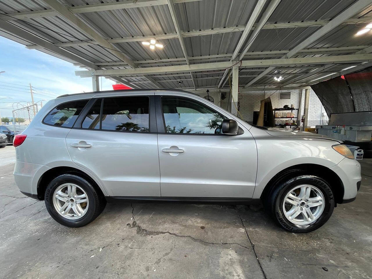 Used 2011 Hyundai Santa Fe GLS FWD image 4