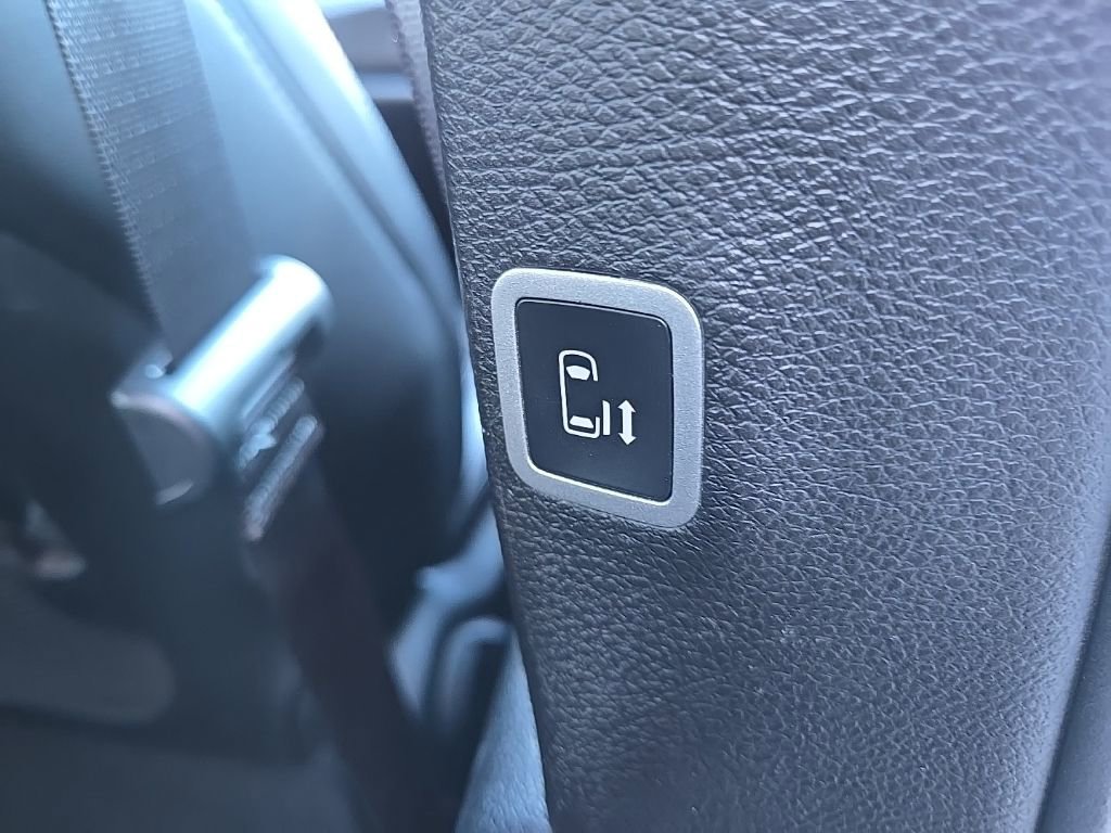 Used 2025 Chrysler Pacifica Select image 83