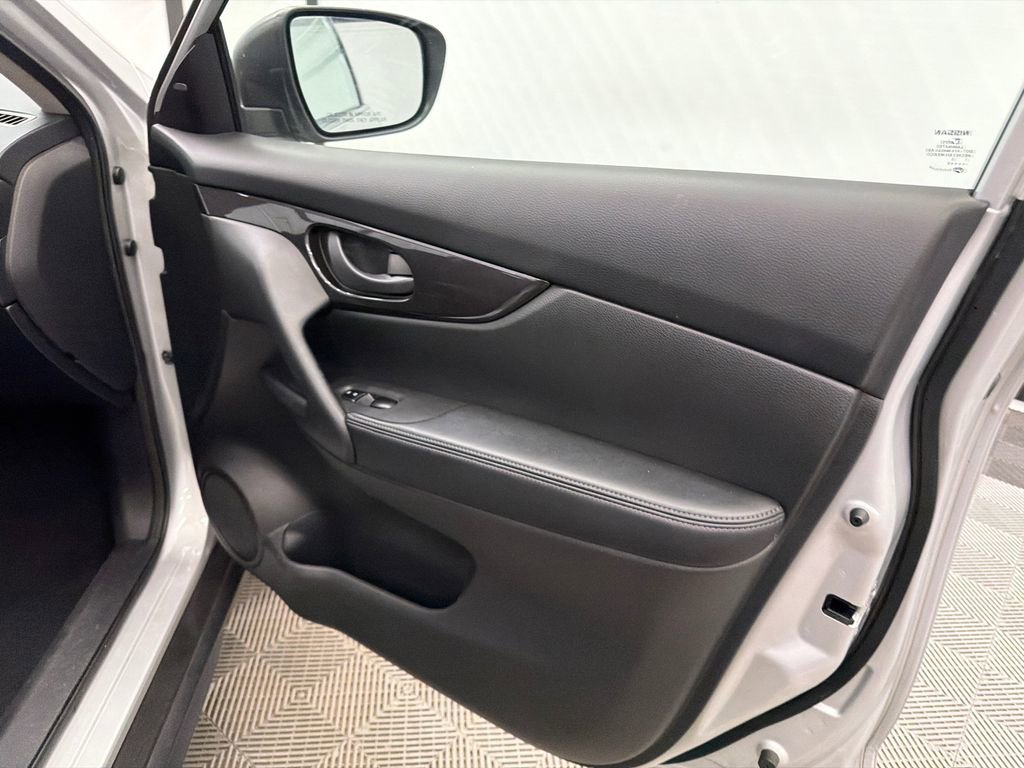 Used 2019 Nissan Rogue S image 15