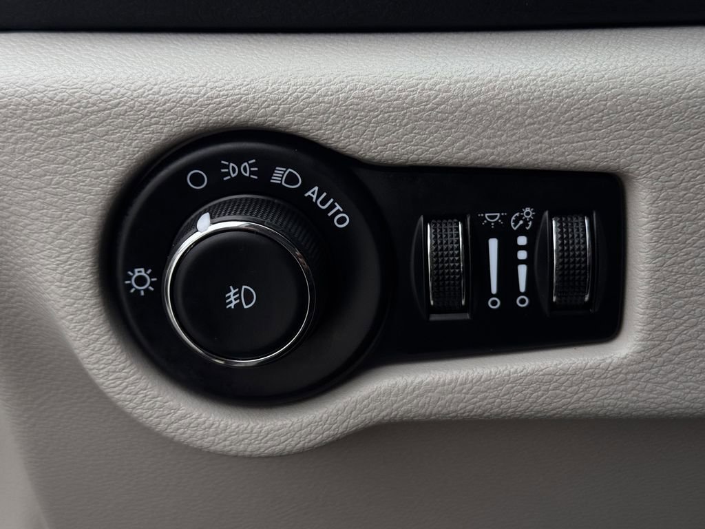 Used 2023 Chrysler Pacifica Touring-L image 20