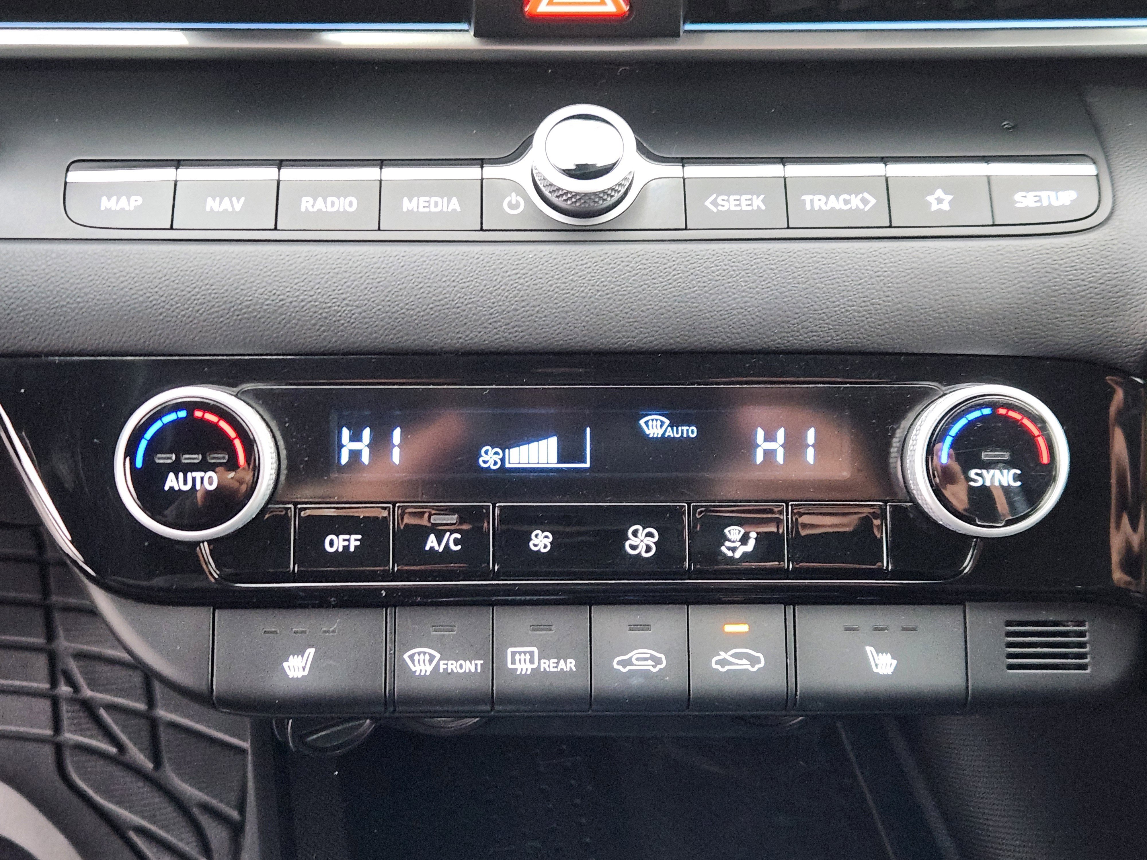 Certified 2023 Hyundai Elantra Limited w/ Preferred Accessory Package image 22