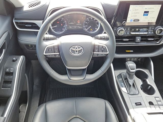 Used 2023 Toyota Highlander XLE image 5