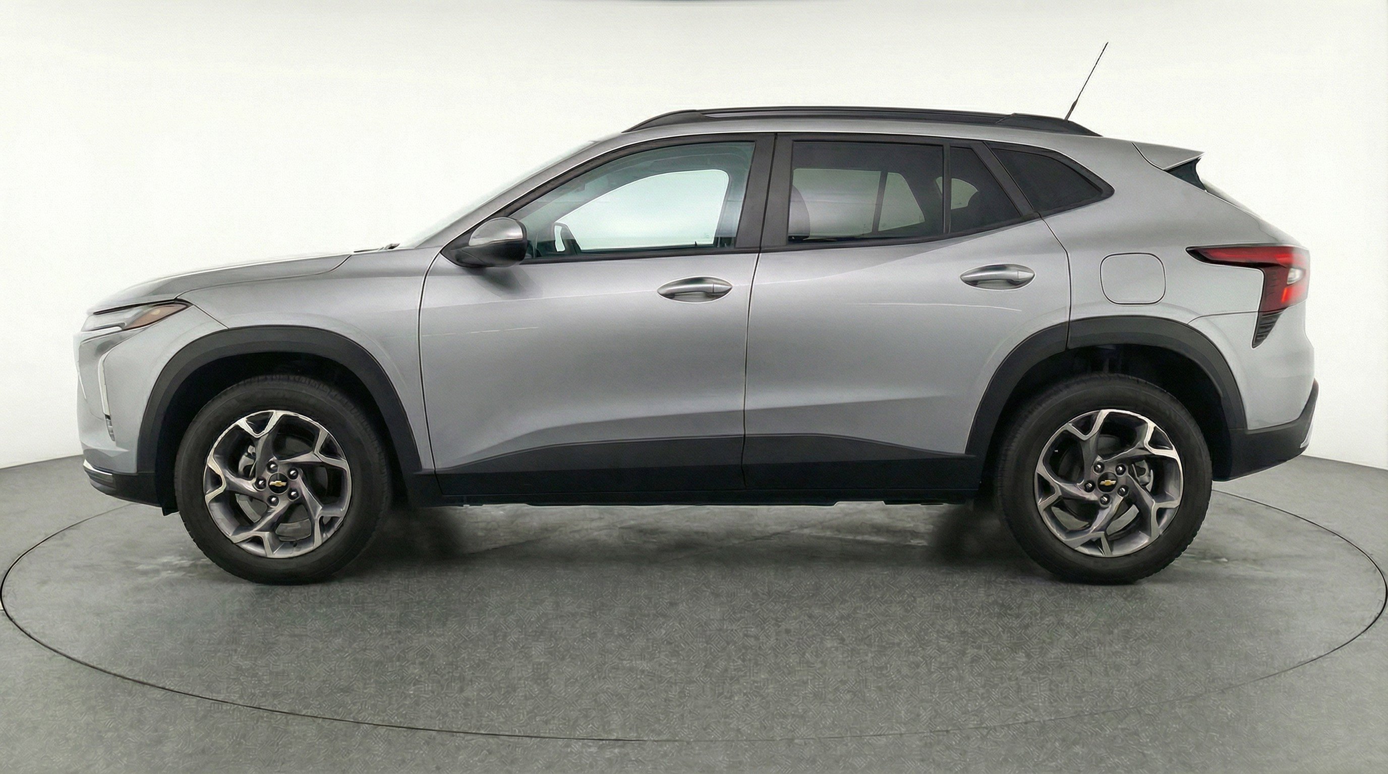 Used 2025 Chevrolet Trax LT w/ LT Convenience Package image 5