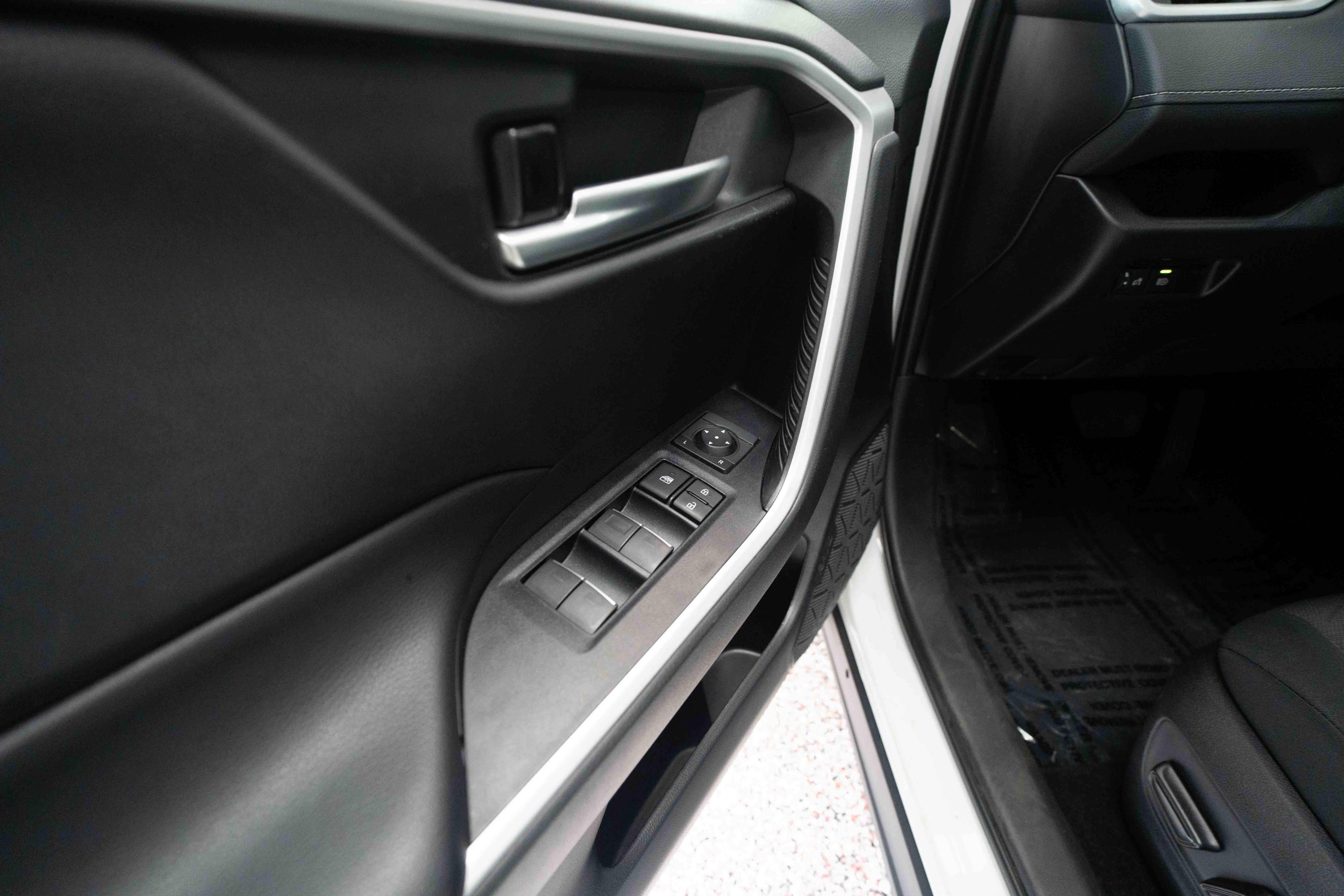 Used 2023 Toyota RAV4 XLE AWD/4WD image 7