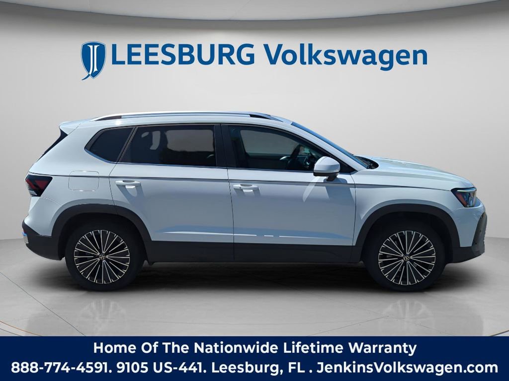 Used 2025 Volkswagen Taos SE w/ Panoramic Sunroof Package FWD image 3