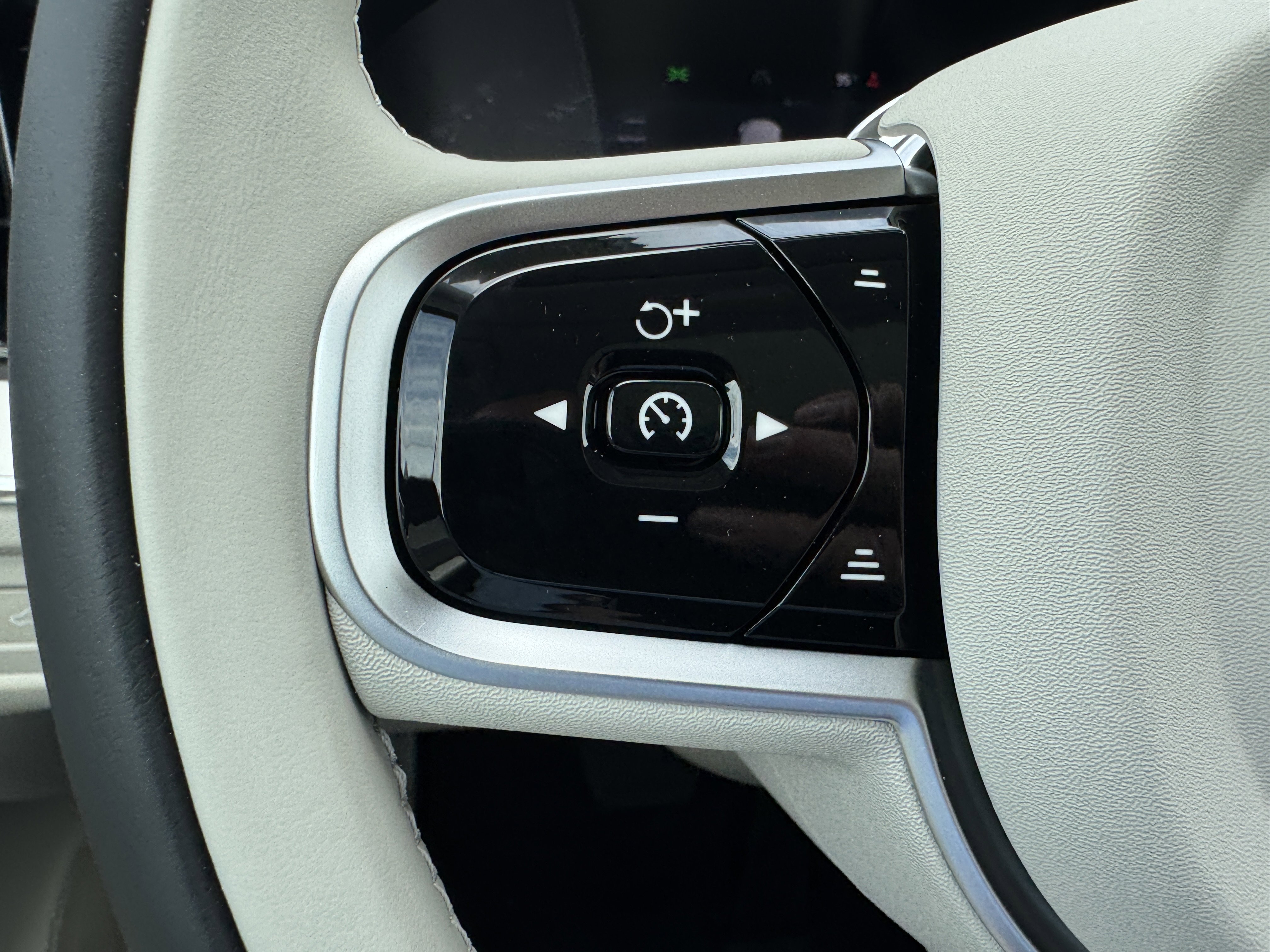New 2026 Volvo XC60 B5 Ultra w/ Climate Package image 30