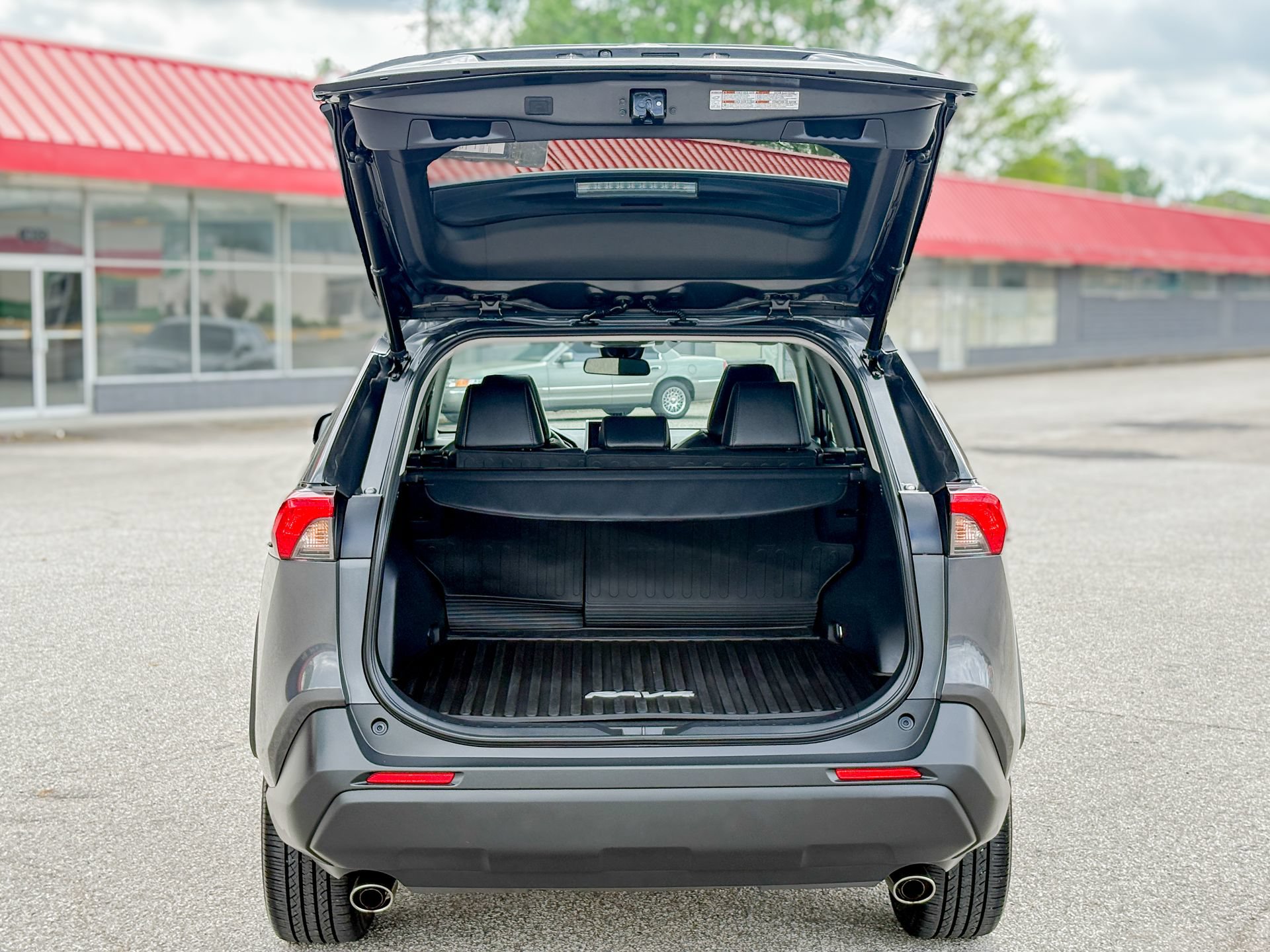 Used 2023 Toyota RAV4 XLE Premium FWD image 31