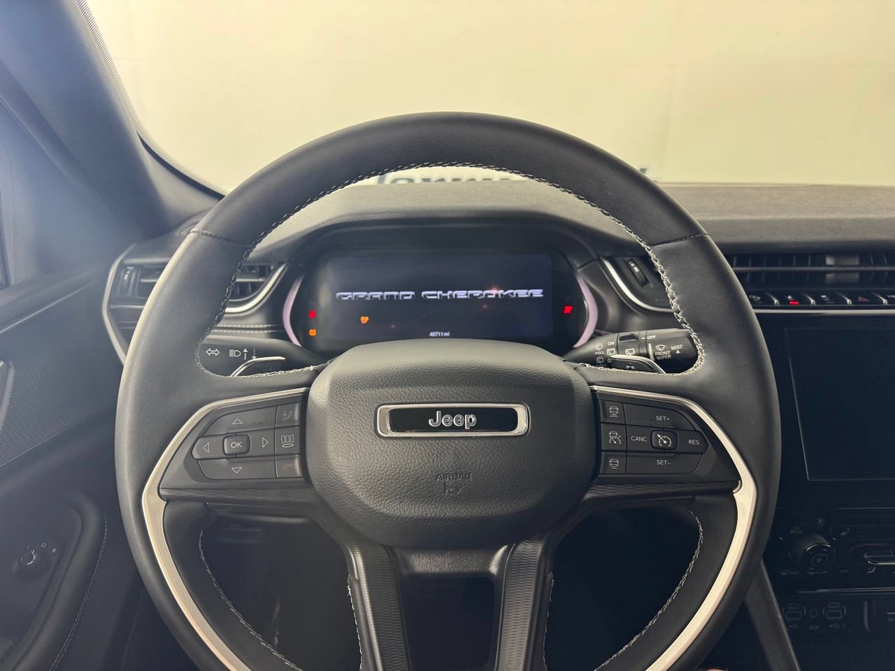 Used 2023 Jeep Grand Cherokee Altitude RWD image 13