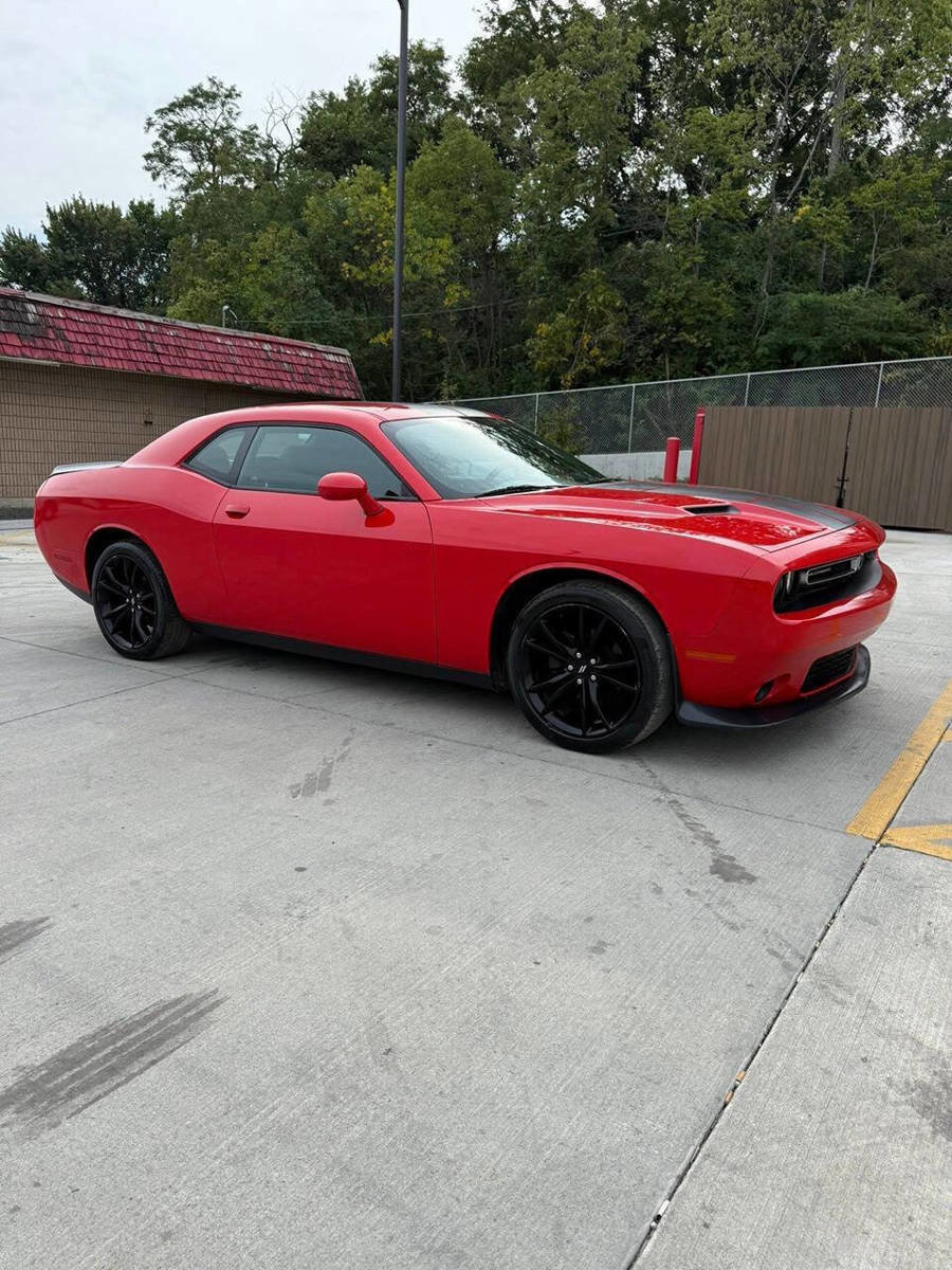 Used 2017 Dodge Challenger SXT w/ Blacktop Package image 7