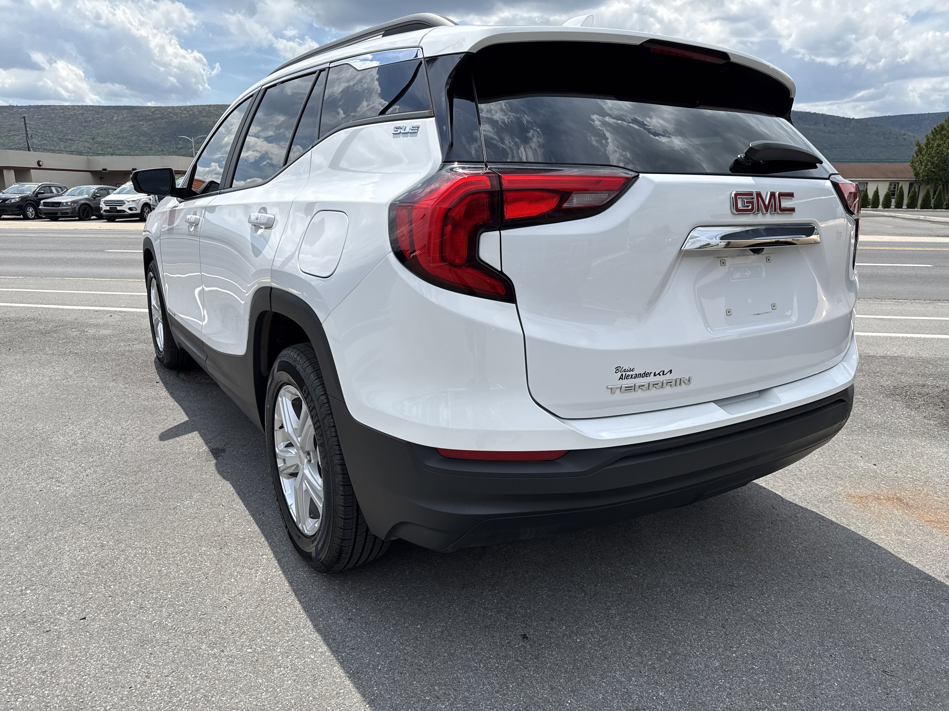 Used 2021 GMC Terrain SLE w/ Driver Convenience Package FWD image 6