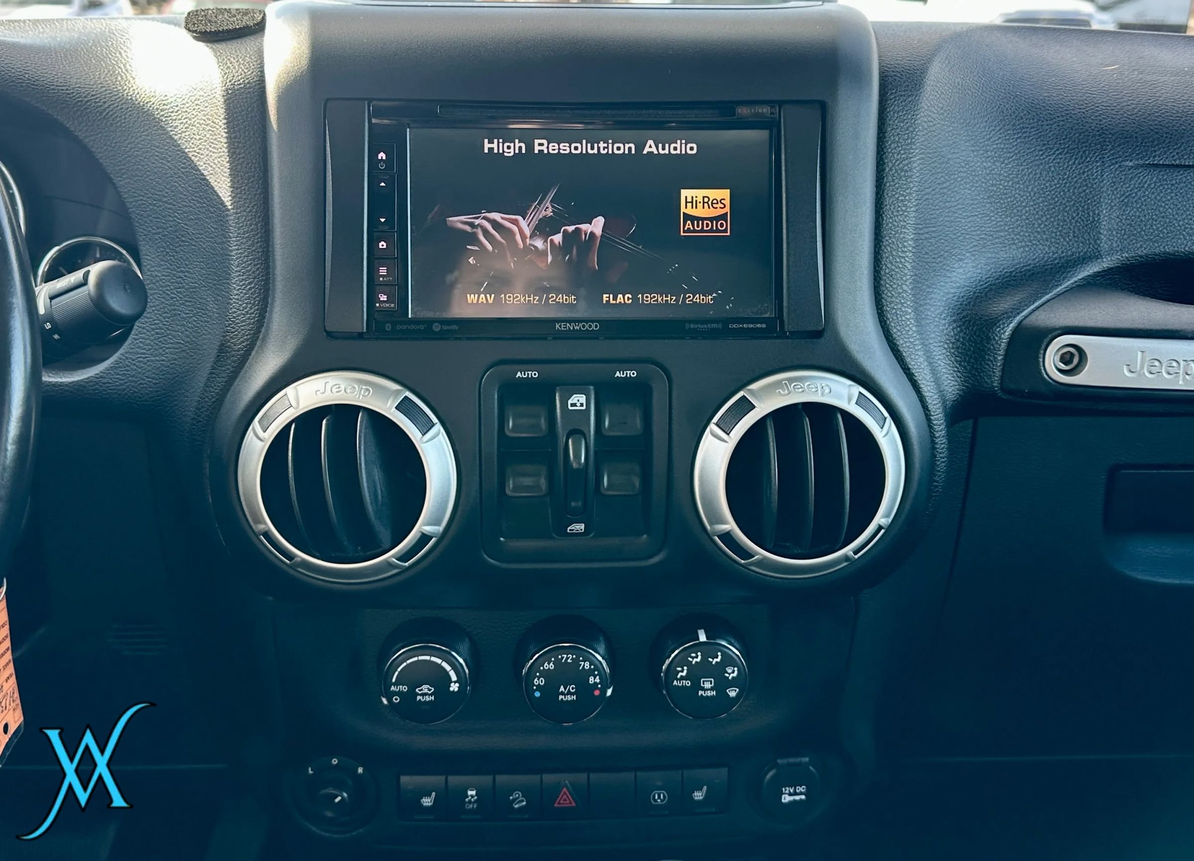 Used 2018 Jeep Wrangler Unlimited Sahara w/ Connectivity Group AWD/4WD image 32