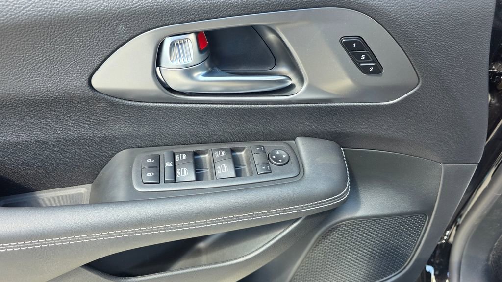 New 2025 Chrysler Pacifica Select image 26