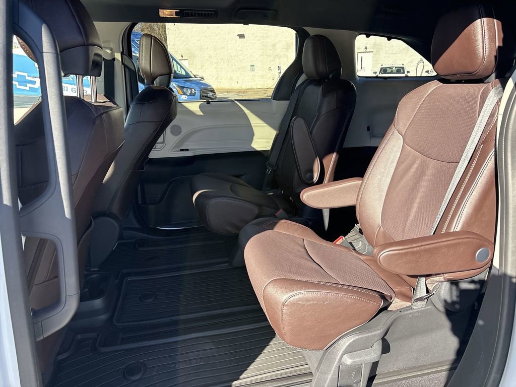 Used 2024 Toyota Sienna Platinum image 28
