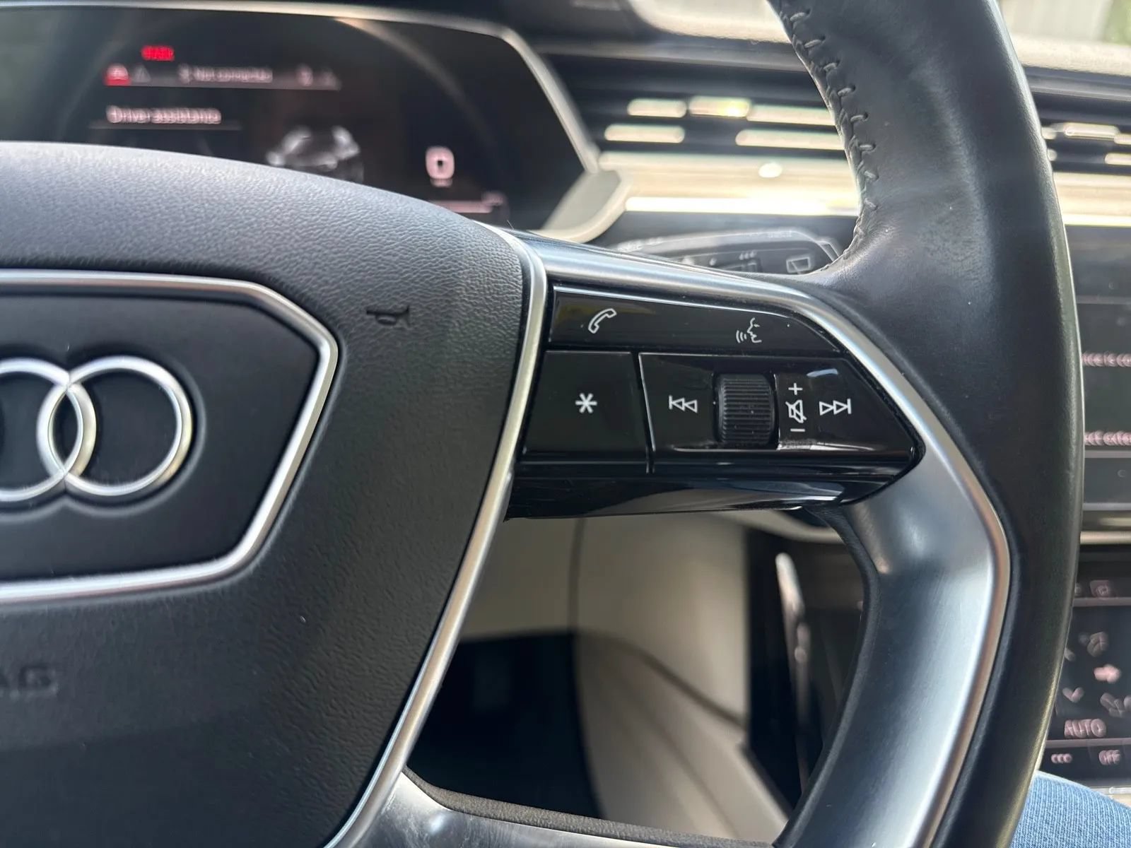 Used 2021 Audi e-tron Premium w/ Convenience Plus Package AWD/4WD image 18