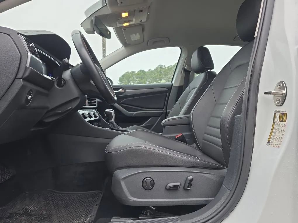 Used 2023 Volkswagen Jetta SE FWD image 14
