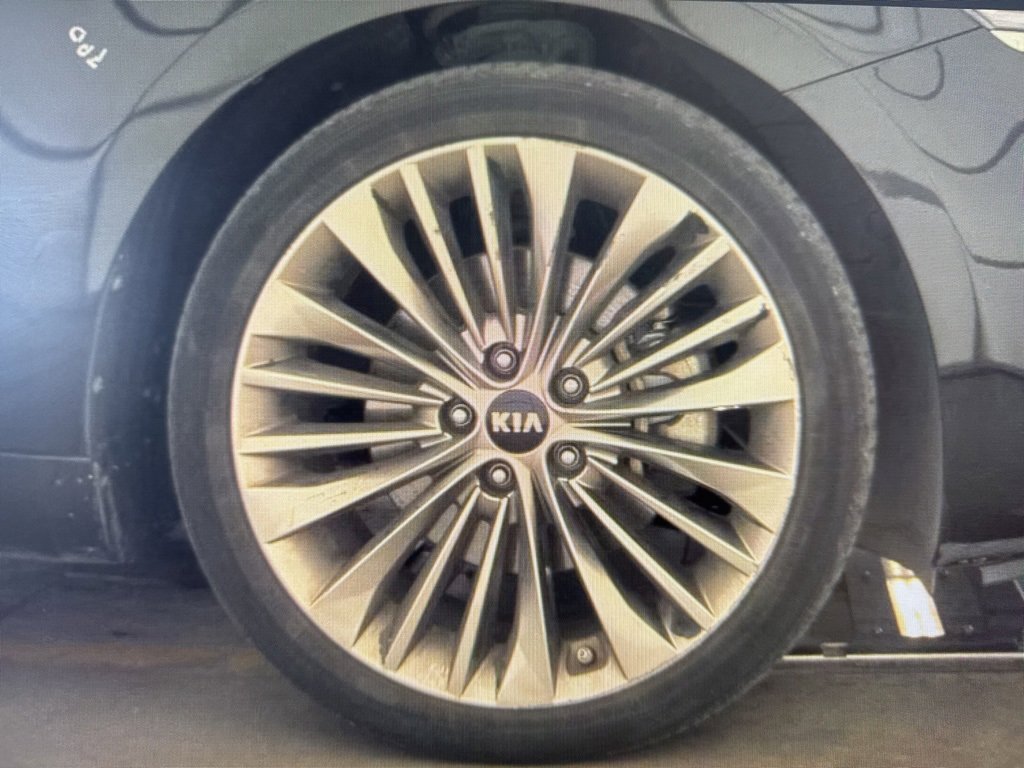 Used 2017 Kia Cadenza Limited image 14