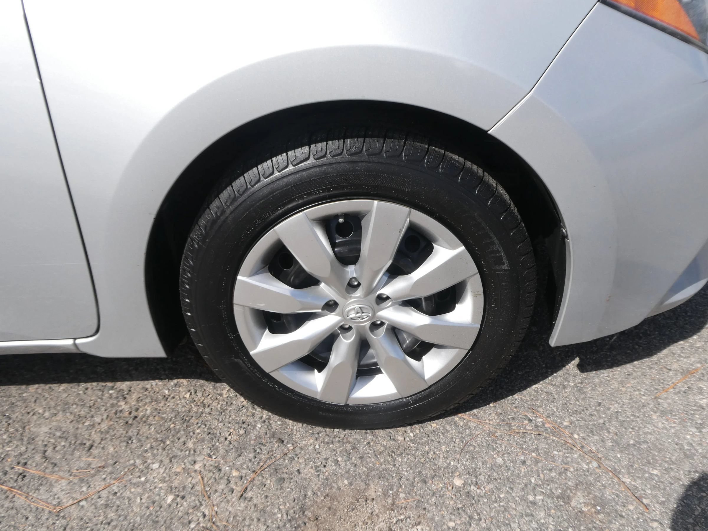 Used 2015 Toyota Corolla LE FWD image 29