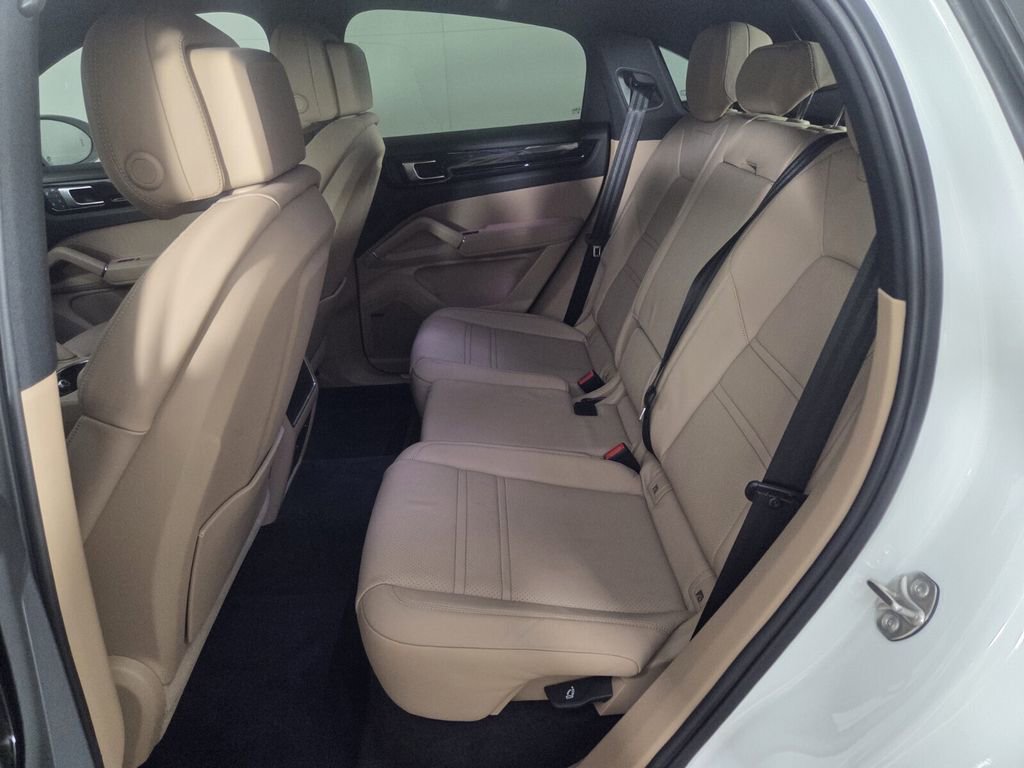 Used 2023 Porsche Cayenne Platinum Edition image 25