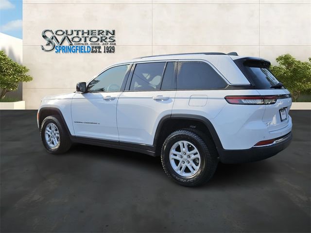 Used 2023 Jeep Grand Cherokee Laredo w/ Luxury Tech Group I RWD image 3