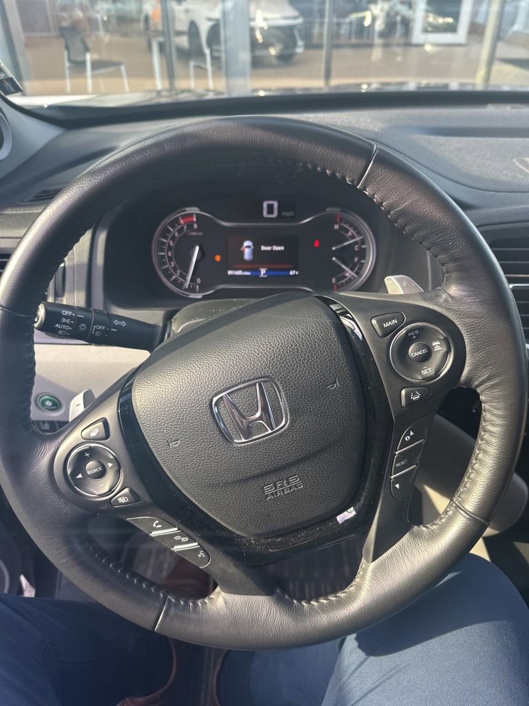 Used 2017 Honda Pilot Touring image 2