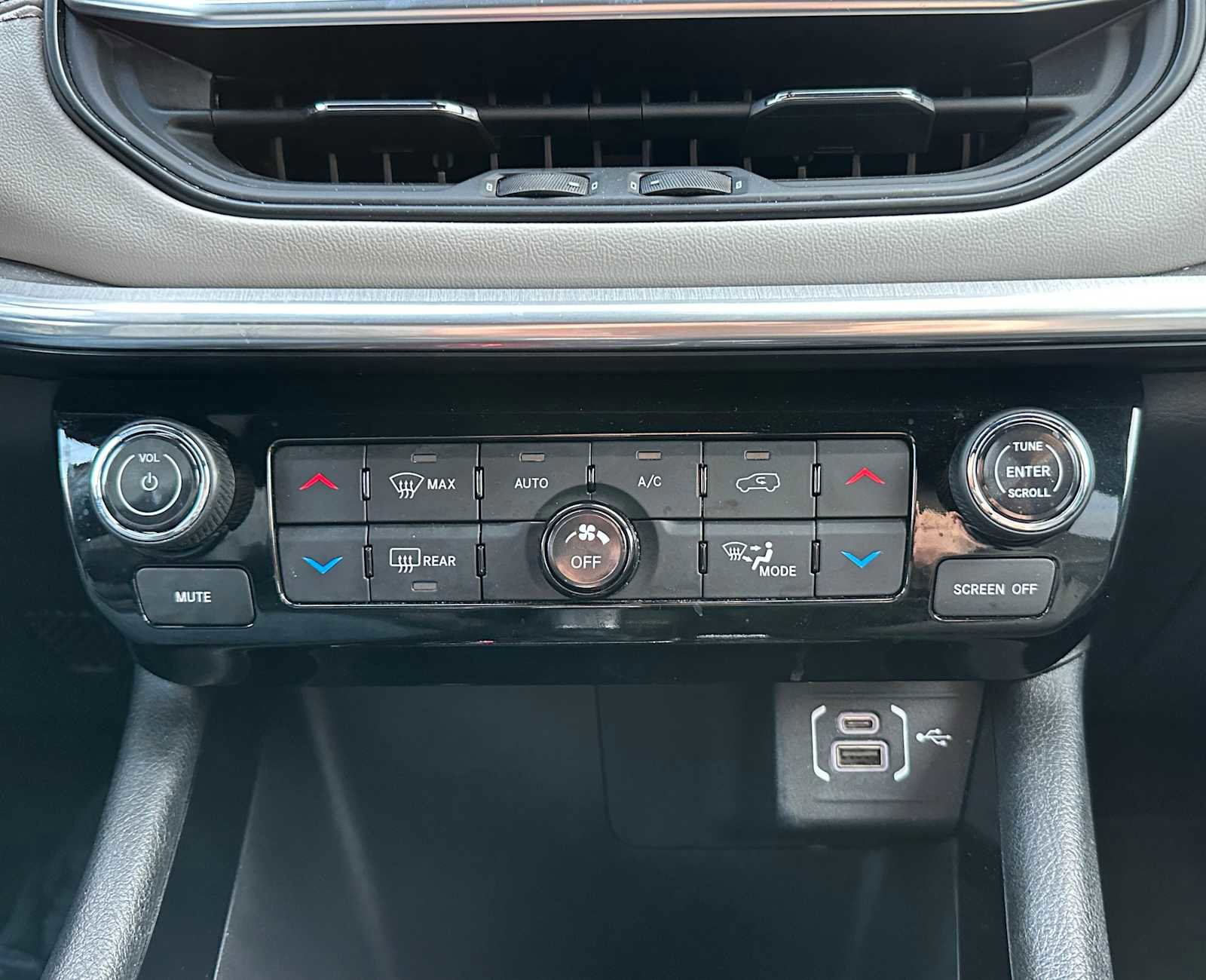 Used 2024 Jeep Compass Limited image 27