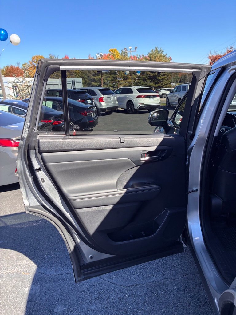 Used 2021 Toyota Highlander XLE AWD/4WD image 25